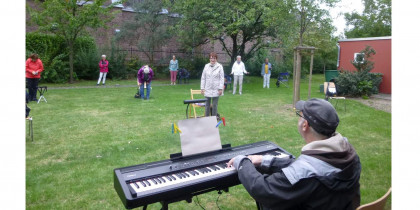 Open-Air-Chorprobe<br>im Pfarrgarten in Z�ndorf