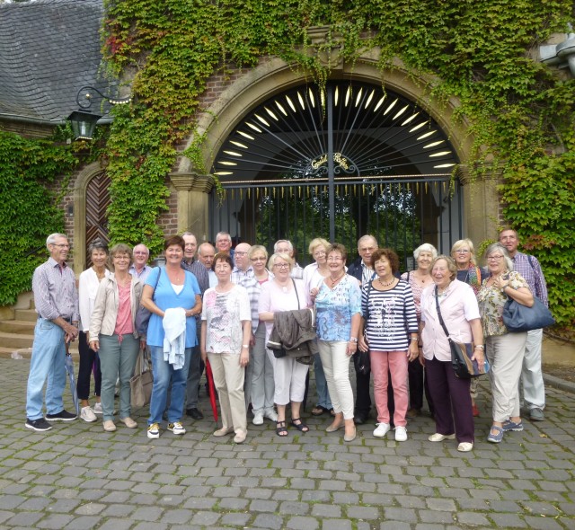 Mal sehen, was hinter der Mauer ist!